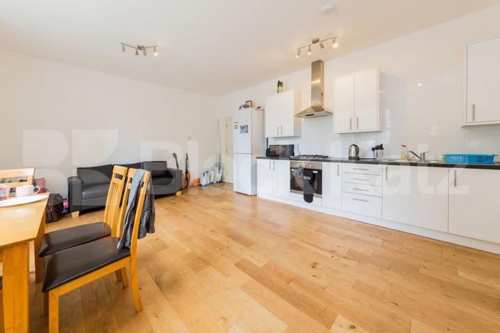 Bright and airy 3 bedroom property with a spacious lounge Hillmarton Road, Islington 